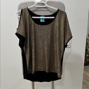 Elegant Black and Gold Short Sleeve Top